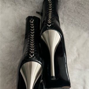 Stuart Weitzman Black Pattern Chain Ankle Boots Luxe Statement Size 7